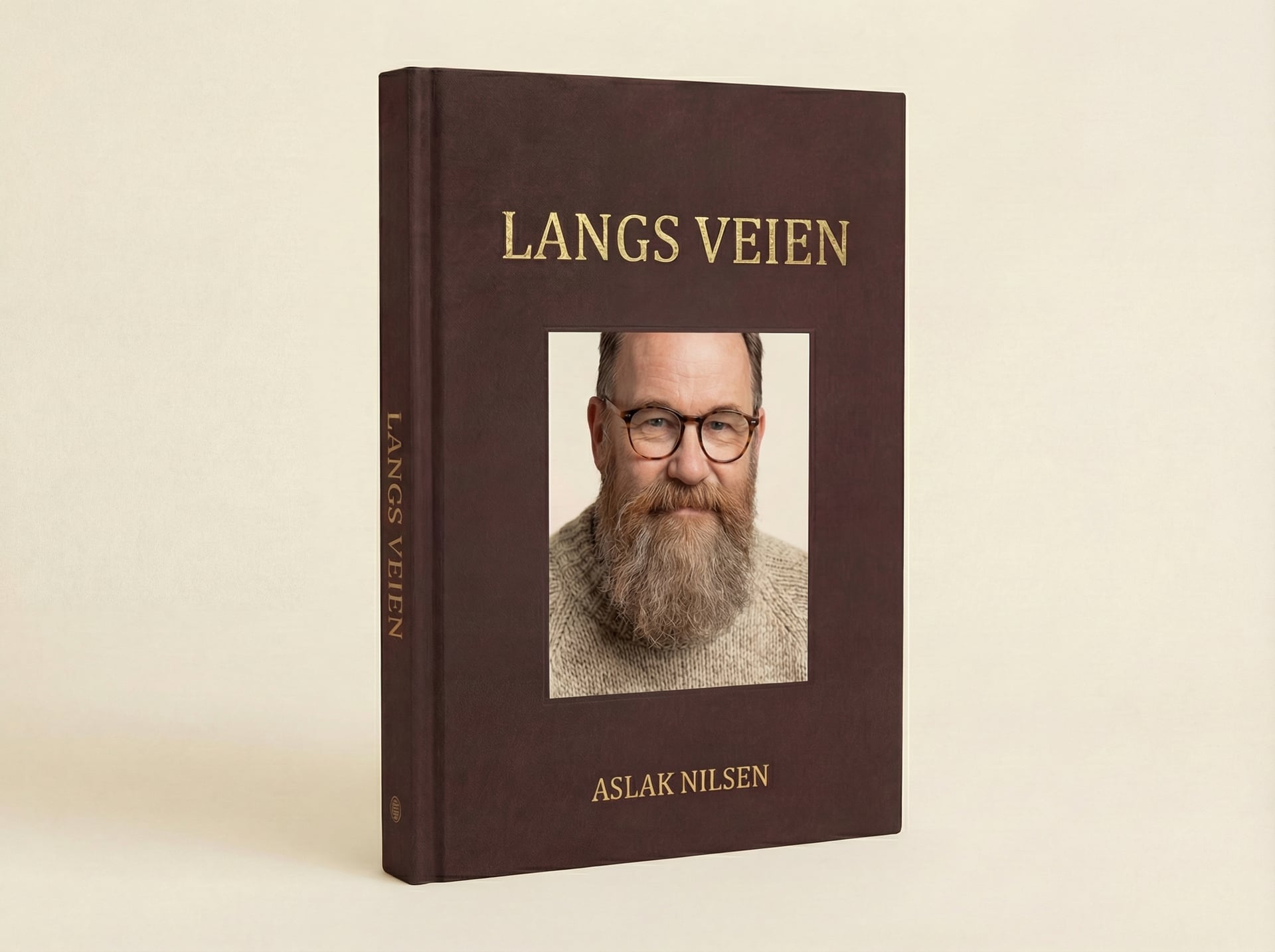 Ferdigtrykt Mimre-bok i hardcover med tittelen «Langs Veien» og portrettfoto på forsiden